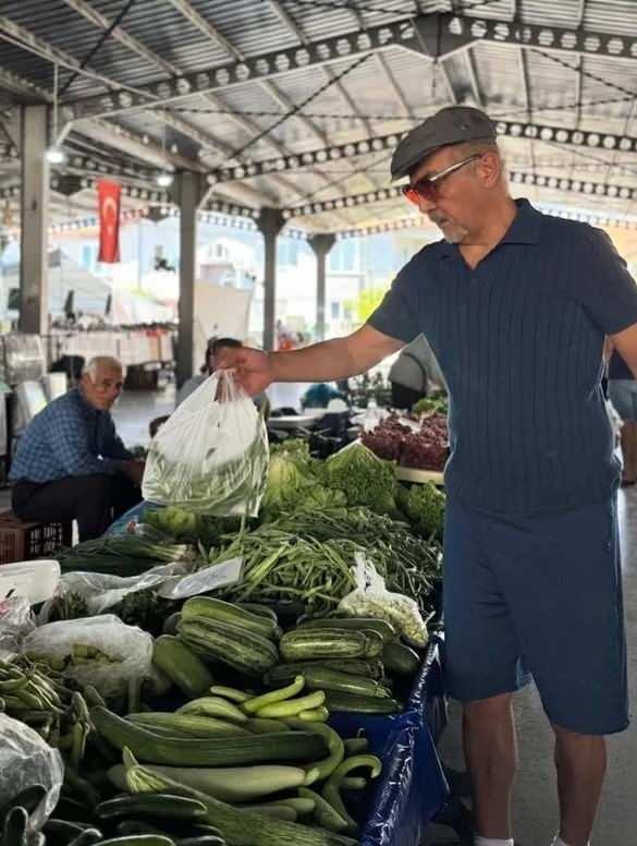 Yılmaz Erdoğan'dan Köyceğiz Pazar Gündemi: Uzun Süre Gözlerden Uzak Kalan Ünlü Yönetmenin Günlük Hayat Anları Sosyal Medyada Yankılandı