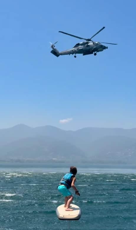 Zayn Sofuoğlu'ndan Efoil Sporunda Adrenalin Dolu Anlar: Helikopter Rüzgarı Nedeniyle Denize Düştü