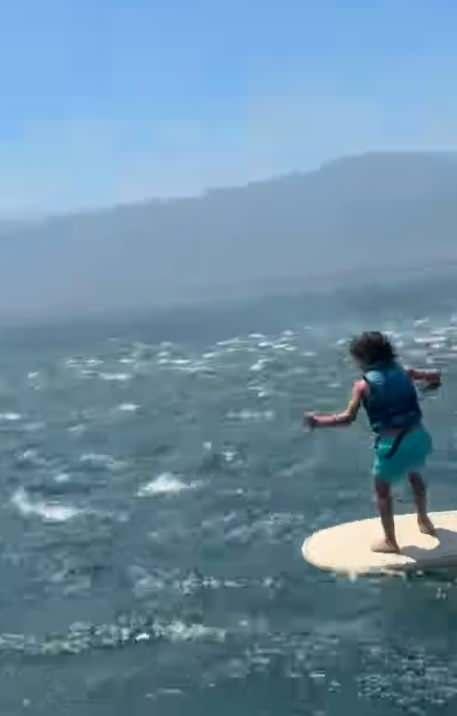 Zayn Sofuoğlu'ndan Efoil Sporunda Adrenalin Dolu Anlar: Helikopter Rüzgarı Nedeniyle Denize Düştü