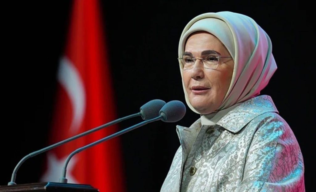 Emine Erdoğan'dan 15 Temmuz Mesajı: Millet İradesi, Bağımsızlık Kararlılığı Ve Sarsılmaz Cesaret Vurgusu